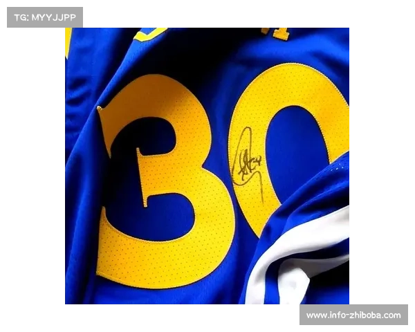 小球迷举牌支持偶像，赛后获赠球衣